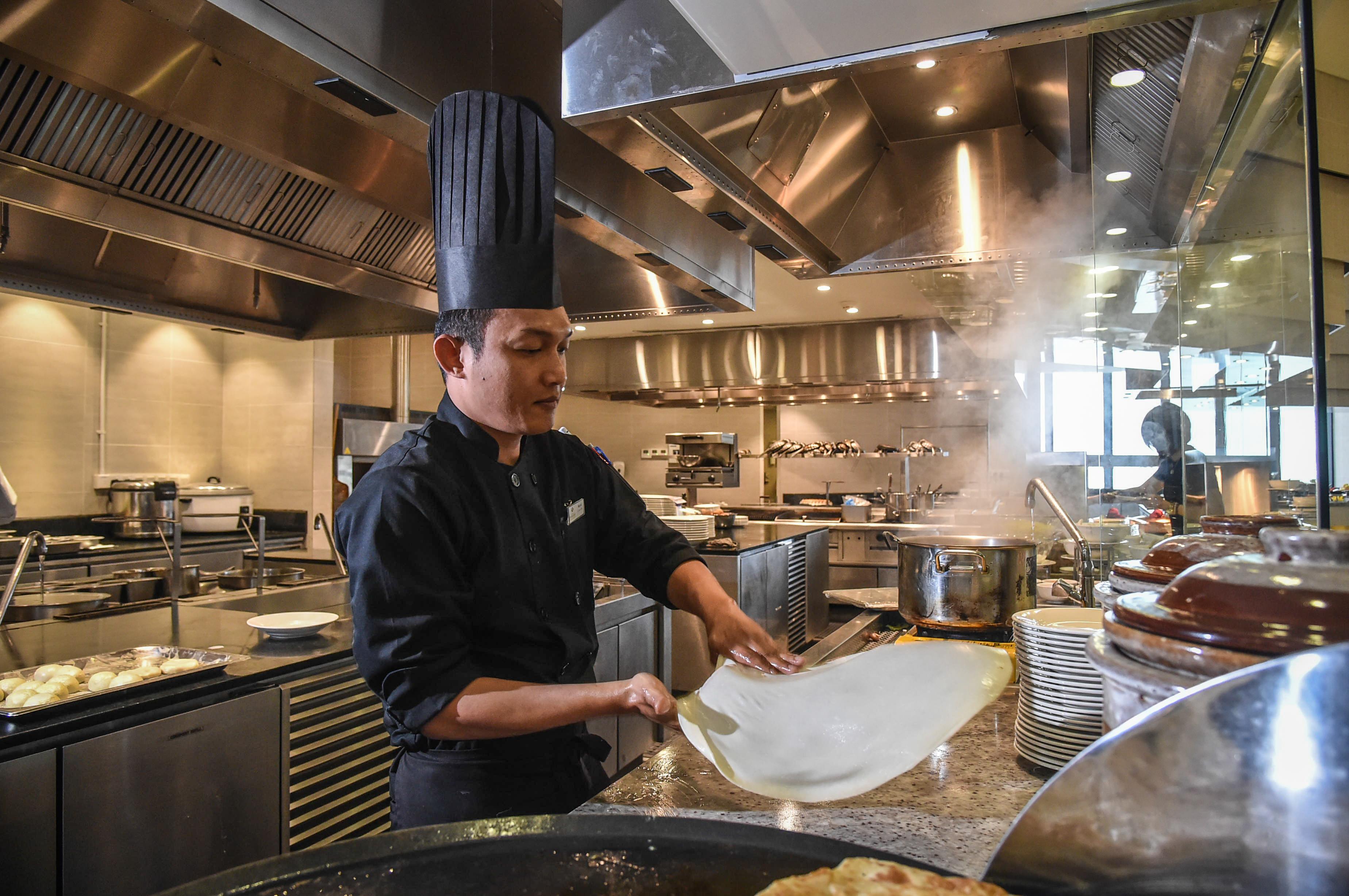 Hotel Premier Ion Delemen à Genting Highlands Extérieur photo A chef preparing rice noodles